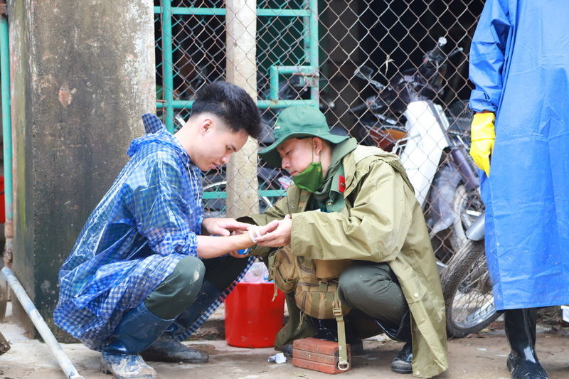 Egy katona megsérült támogató misszió közben. Fotó: DVCC