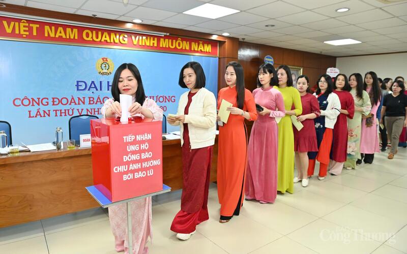 Các đại biểu, cán bộ, phóng viên, biên tập viên, người lao động ủng hộ đồng bào khắc phục hậu quả do thiên tai, bão lũ. Ảnh: Nam Nguyễn