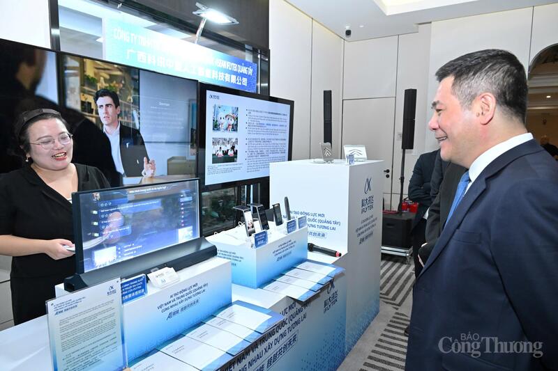 Trước đó, Bộ trưởng Bộ Công Thương Nguyễn Hồng Diên tham quan, trải nghiệm không gian trưng bày các giải pháp về công nghệ AI của doanh nghiệp hai bên.
