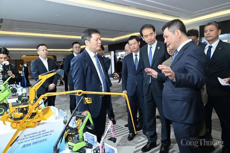 Bộ trưởng Nguyễn Hồng Diên đánh giá cao các giải pháp công nghệ của doanh nghiệp hai bên.