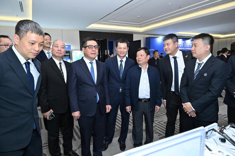 Bộ trưởng Bộ Công Thương Việt Nam trực tiếp trải nghiệm các giải pháp công nghệ AI của phía doanh nghiệp tỉnh Quảng Tây, Trung Quốc.