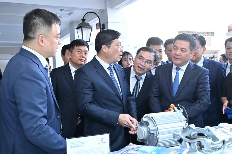 Bộ trưởng Bộ Công Thương Việt Nam Nguyễn Hồng Diên và đồng chí Vi Thao, Chủ tịch Chính quyền nhân dân Khu tự trị dân tộc Choang, Quảng Tây, Trung Quốc tham quan không gian trưng bày.