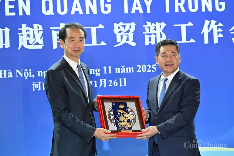 Bộ trưởng Bộ Công Thương Việt Nam Nguyễn Hồng Diên và các đại diện Chính quyền nhân dân Khu tự trị dân tộc Choang, Quảng Tây, Trung Quốc.