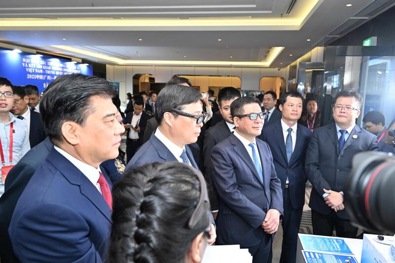 Bộ trưởng Bộ Công Thương Việt Nam Nguyễn Hồng Diên và đồng chí Vi Thao, Chủ tịch Chính quyền nhân dân Khu tự trị dân tộc Choang, Quảng Tây, Trung Quốc trải nghiệm các giải pháp công nghệ của các doanh nghiệp hai bên.