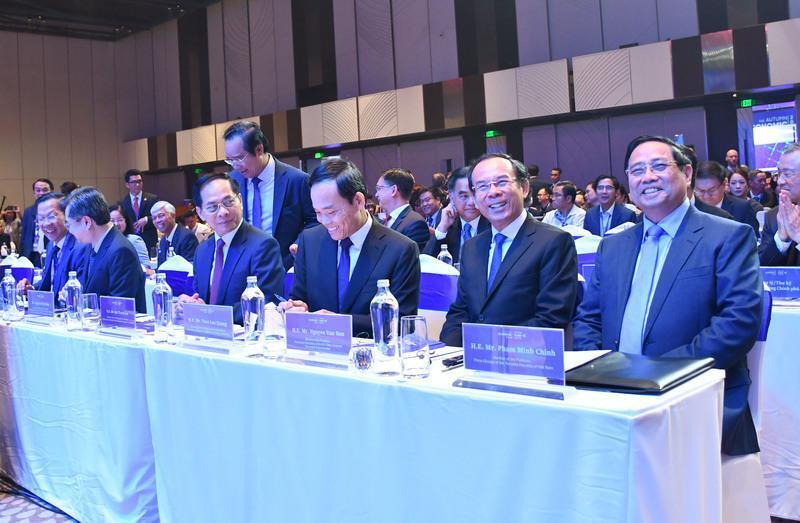 Thủ tướng Phạm Minh Chính, Phó Thủ tướng Bùi Thanh Sơn, lãnh đạo TP. Hồ Chí Minh và các đại biểu dự chương trình. Ảnh: Thanh Minh.