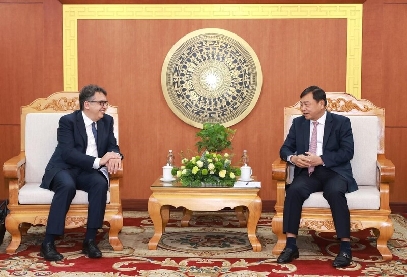 Ông Nguyễn Hoàng Hiệp, Thứ trưởng Bộ Nông nghiệp & Môi trường (bên phải) tiếp đón và trao đổi với ông Remy Ejel, Tổng Giám đốc Nestlé Khu vực Châu Á, Châu Đại Dương và Châu Phi (bên trái)