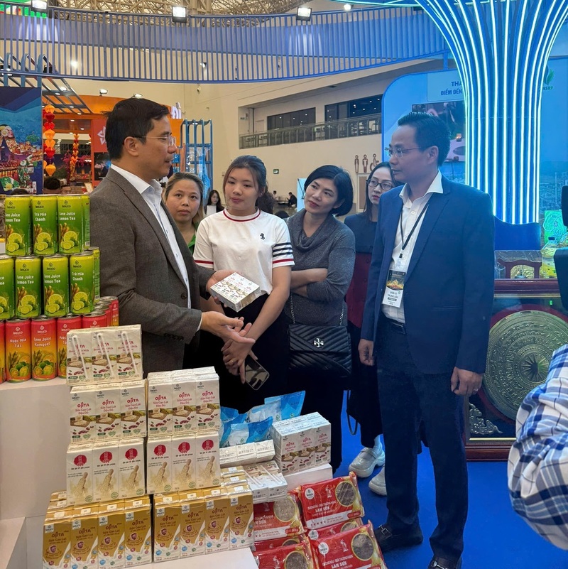 Ông Hoàng Xuân Phong, Giám đốc Trung tâm Xúc tiến Công Thương Thanh Hóa báo cáo với Phó Bí thư Thường trực tỉnh ủy Thanh Hóa Nguyễn Hồng Phong về các sản phẩm của tỉnh được trưng bày tại Hội chợ Mùa Thu năm 2025 cho Ảnh: Xuân Phong