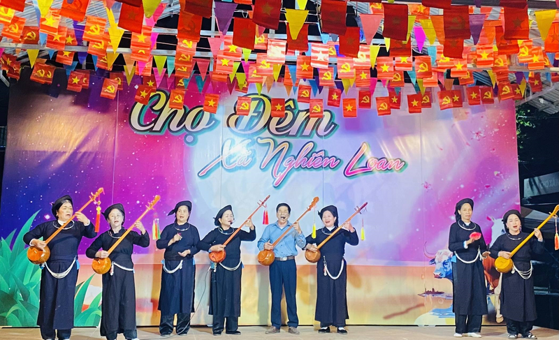 Mỗi tháng vào ngày 16 âm lịch, chợ đêm Nghiên Loan rực rỡ sắc màu với các tiết mục văn nghệ truyền thống của đồng bào địa phương.