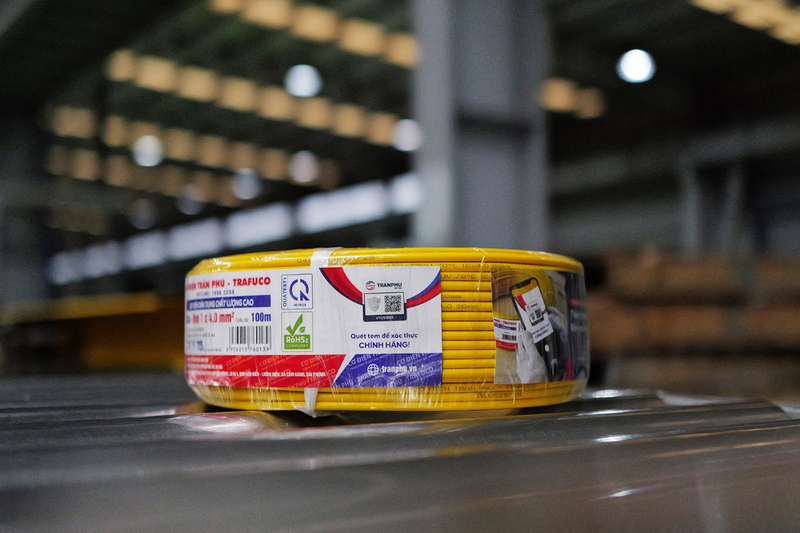 Tem khiên Cơ điện Trần Phú ứng dụng công nghệ Holographic Fingerprint (dấu vân tay quang học 3D), giúp xác thực hàng chính hãng trong vài giây. Ảnh: TRAFUCO