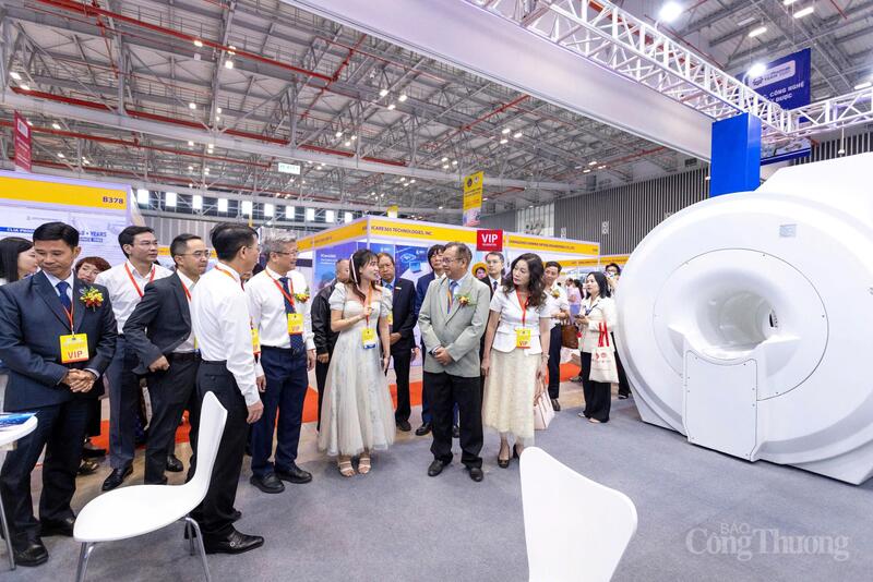 Delegierte besuchen Stände auf der Ausstellung.