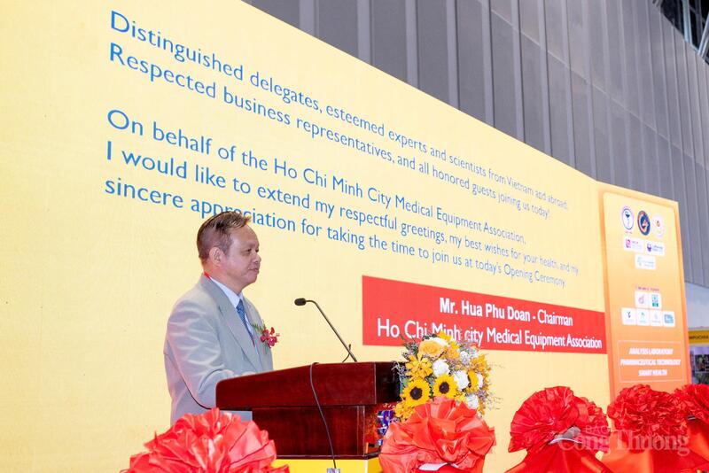 Herr Hua Phu Doan, Vorsitzender des Verbandes für medizinische Geräte in Ho-Chi-Minh-Stadt und Mitglied des Organisationskomitees, hielt die Eröffnungsrede der Ausstellung.
