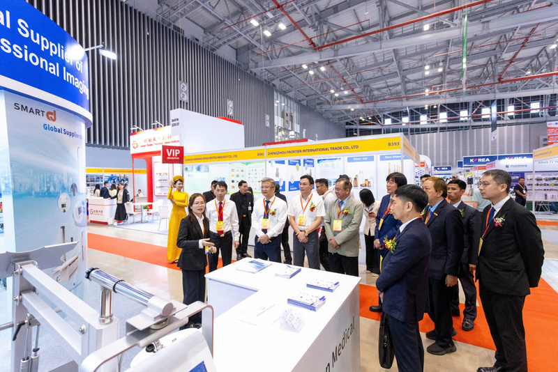 प्रतिनिधि प्रदर्शनी में लगे बूथों का दौरा करते हुए। फोटो: बीसीटी