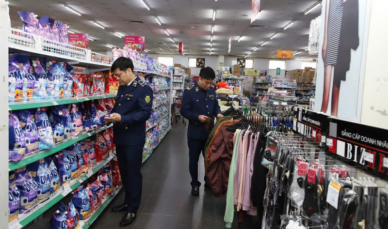 Lực lượng QLTT kiểm tra siêu thị trên địa bàn.