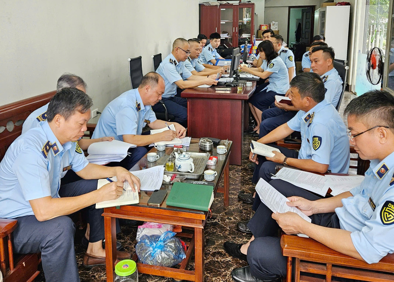 Lãnh đạo Chi cục Quản lý thị trường làm việc với Đội QLTT số 9 và chỉ đạo công tác kiểm tra, kiểm soát thị trường trên địa bàn.