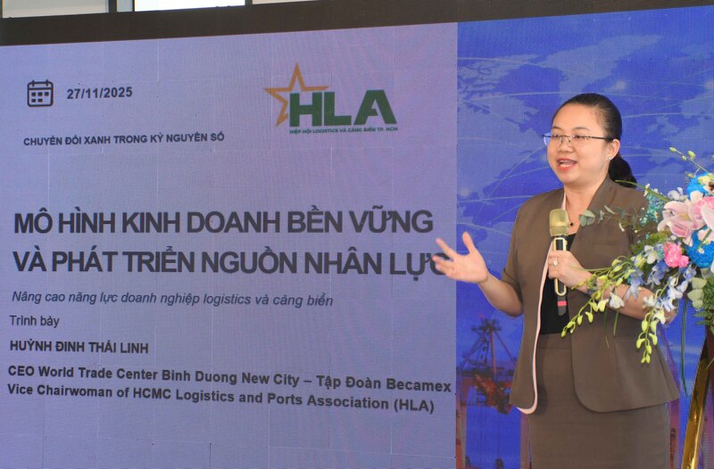 Bà Huỳnh Đinh Thái Linh, Phó Chủ tịch Hiệp hội Logistics và Cảng biển TP.HCM, Giám đốc Công ty TNHH Một thành viên WTC Bình Dương trình bày tham luận “Mô hình kinh doanh bền vững và đào tạo nguồn nhân lực đáp ứng yêu cầu chuyển đổi kép”, tại hội thảo. Ảnh: Minh Khuê.