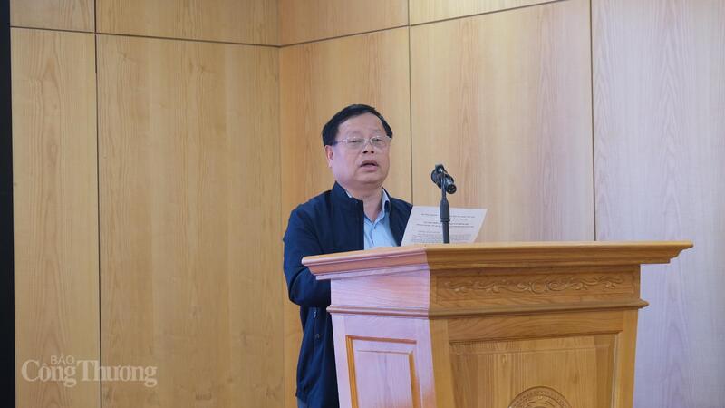 Herr Ngo Quang Long, biträdande kanslichef för industri- och handelsministeriet, höll öppningstalet för utbildningstillfället. Foto: Le An