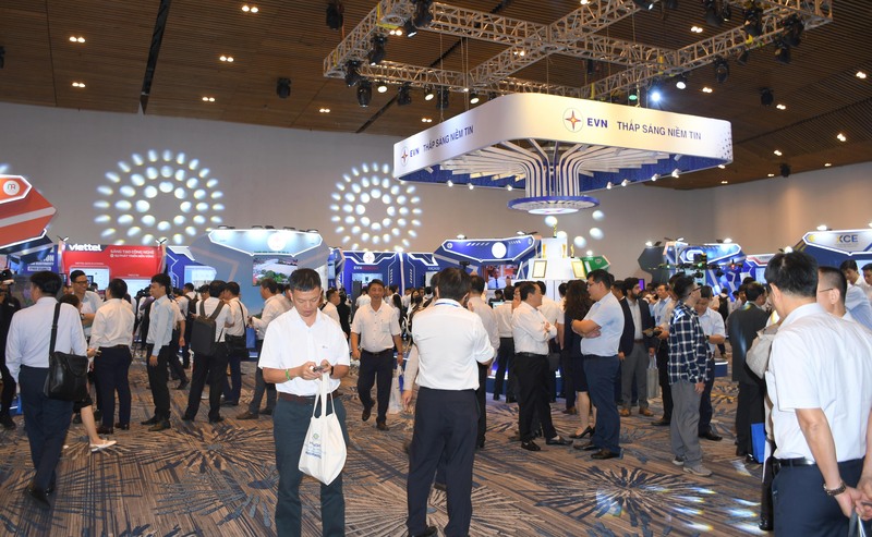Triển lãm Techshow 2025 quy tụ 52 gian hàng từ các tổng công ty, viện nghiên cứu, các đơn vị EVN, cùng nhiều doanh nghiệp sản xuất thiết bị, công nghệ trong và ngoài nước, mang đến "bức tranh toàn diện về những đột phá công nghệ mới nhất". Ảnh: Minh Khuê.