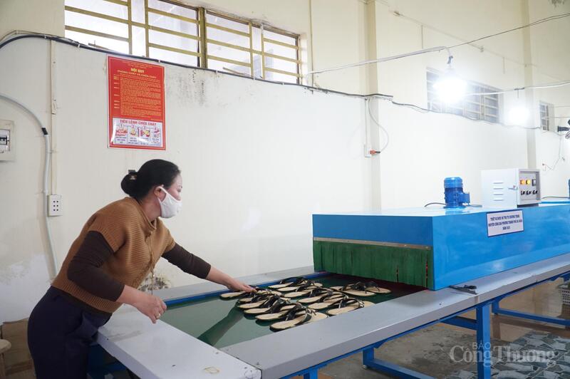 হুওং কুই কোম্পানি দা নাং ইন্ডাস্ট্রিয়াল প্রমোশন ক্যাপিটালের সহায়তায় নতুন যন্ত্রপাতি ও সরঞ্জাম ব্যবস্থা থেকে উৎপাদিত পণ্যের প্রথম ব্যাচ রপ্তানি করেছে।