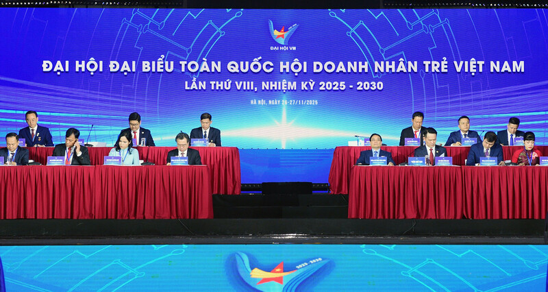 Thủ tướng Phạm Minh Chính và Đoàn Chủ tịch điều hành Đại hội đại biểu toàn quốc Hội Doanh nhân trẻ Việt Nam lần thứ VIII. Ảnh: Xuân Tùng