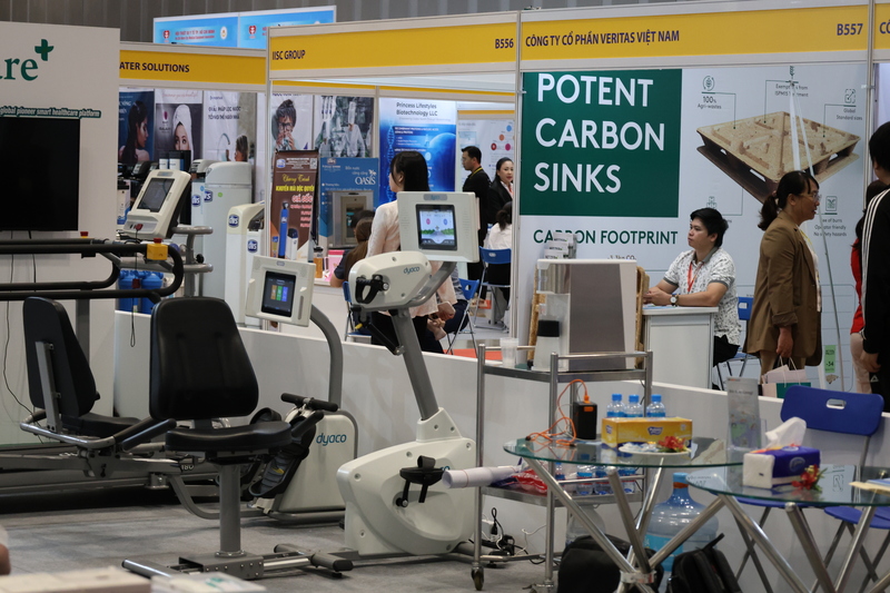 प्रदर्शनी में स्मार्ट चिकित्सा उपकरणों को पेश किया गया। फोटो: होआंग चिएन