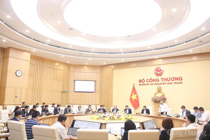 Toàn cảnh cuộc họp Tổ soạn thảo.