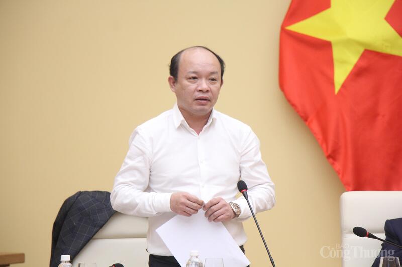 Ông Nguyễn Đình Phước - Kế toán trưởng Tập đoàn Điện lực Việt Nam (EVN) nêu ý kiến về dự thảo.