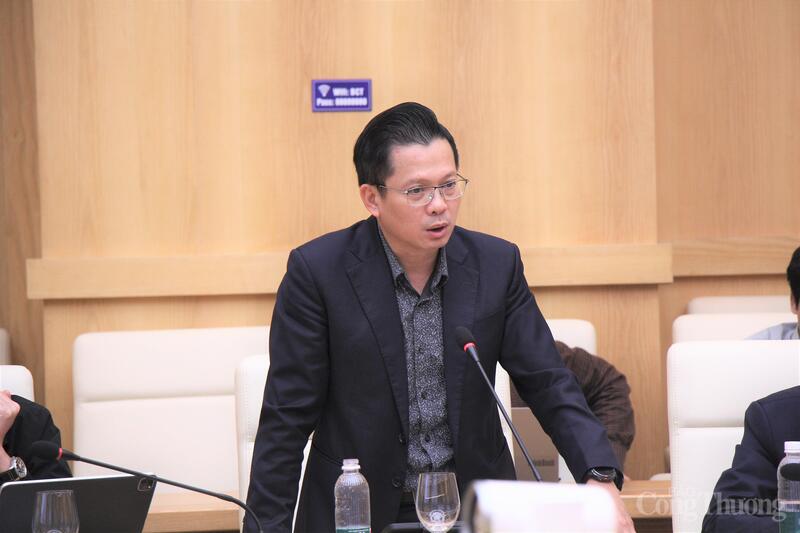 Đại diện Công ty Vận hành Hệ thống điện và Thị trường điện Quốc gia (NSMO) góp ý tại cuộc họp.