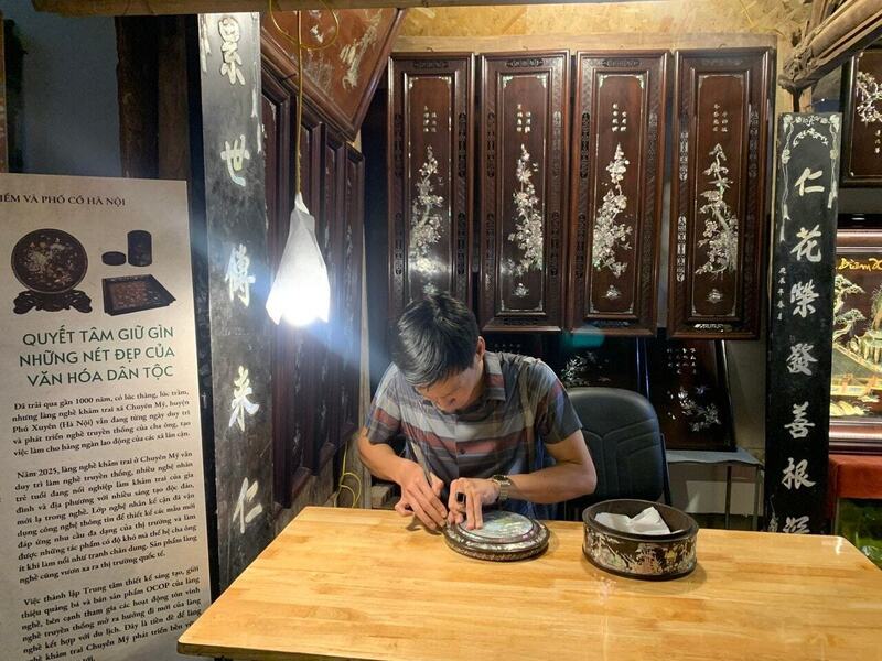 Thành phố Hà Nội cho phép Hợp tác xã Nông nghiệp Phú Chuyên sử dụng địa danh “Chuyên Mỹ” để đăng ký bảo hộ nhãn hiệu tập thể “Khảm trai, ốc - sơn mài Chuyên Mỹ - Hà Nội”. Ảnh: XCM