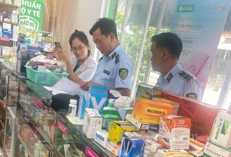 Lực lượng quản lý thị trường Đắk Lắk kiểm tra một cửa hàng kinh doanh thuốc chữa bệnh. Ảnh: Vũ Long