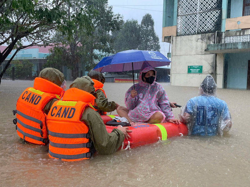 Công an tỉnh Đắk Lắk hỗ trợ người dân phía Đông sơ tán lũ. Ảnh: Thơ Thơ