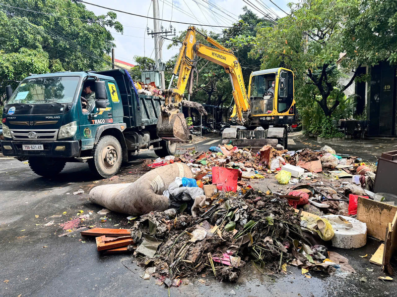 Cơ quan chức năng thu gom rác thải ở phía Đông tỉnh Đắk Lắk. Ảnh: Thơ Thơ