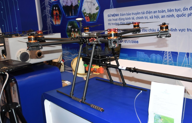 Tổng công ty Truyền tải điện Quốc gia trưng bày, giới thiệu các công nghệ thiết bị truyền tải điện, giải pháp giám sát đường dây bằng UAV tại Techshow 2025. Ảnh: Minh Khuê.
