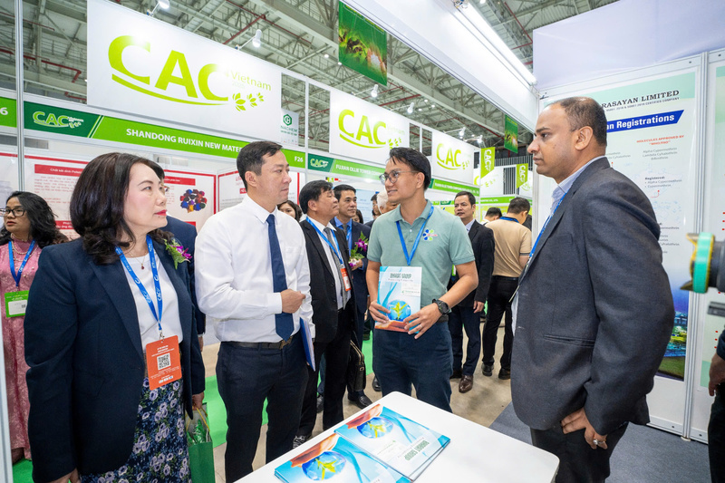 Các đại biểu tham quan gian hàng tại triển lãm. Ảnh: Ban tổ chức