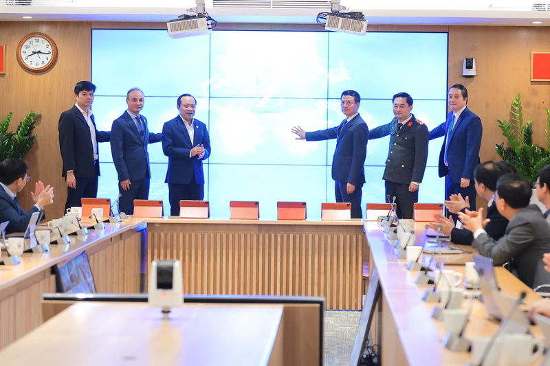 Các đại biểu thực hiện nghi thức khai trương Hệ thống quản lý trực tuyến các nhiệm vụ khoa học và công nghệ theo thời gian thực.