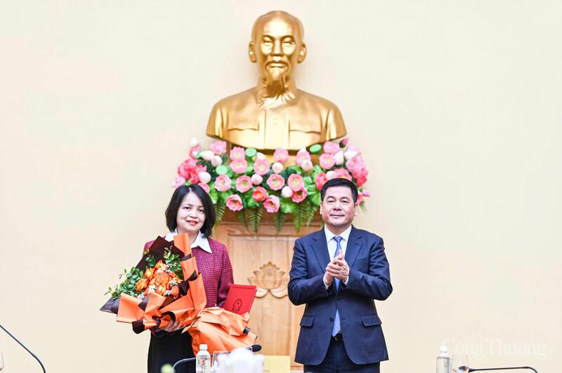 Bộ trưởng Bộ Công Thương Nguyễn Hồng Diên trao quyết định bổ nhiệm đồng chí Nguyễn Thị Thùy Linh - Trưởng Phòng Phóng viên Báo Công Thương giữ chức Phó Tổng Biên tập Báo Công Thương.