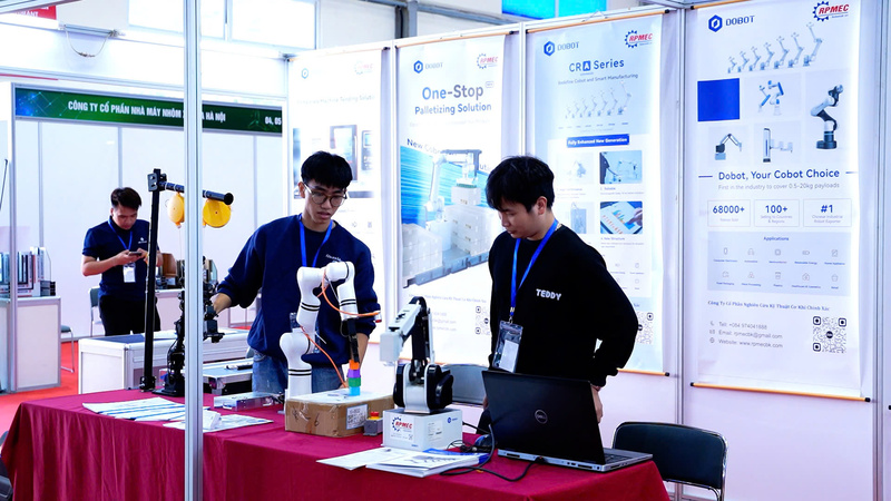 Năm nay, hội chợ được tổ chức với quy mô lớn, quy tụ gần 80 doanh nghiệp trưng bày hơn 100 gian hàng. Các doanh nghiệp giới thiệu loạt sản phẩm, thiết bị và giải pháp tiết kiệm năng lượng, công nghệ chuyển đổi xanh, cùng các mô hình ứng dụng công nghệ tiên tiến nhằm nâng cao hiệu quả sử dụng năng lượng trong sản xuất và đời sống.