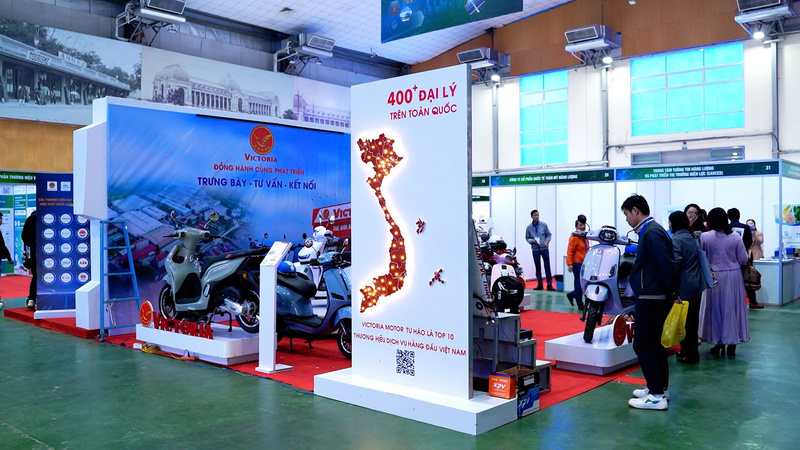 Gian trưng bày các mẫu xe điện được người dân quan tâm.