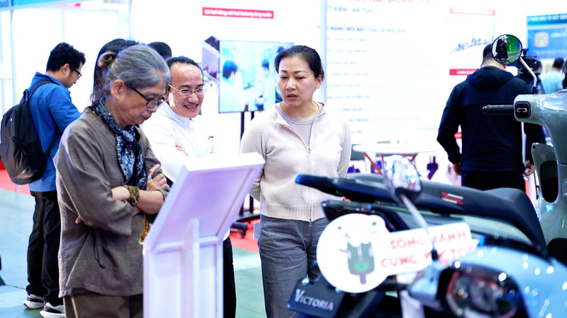 Doanh nghiệp, người dân trao đổi, tìm hiểu các sản phẩm tại hội chợ.