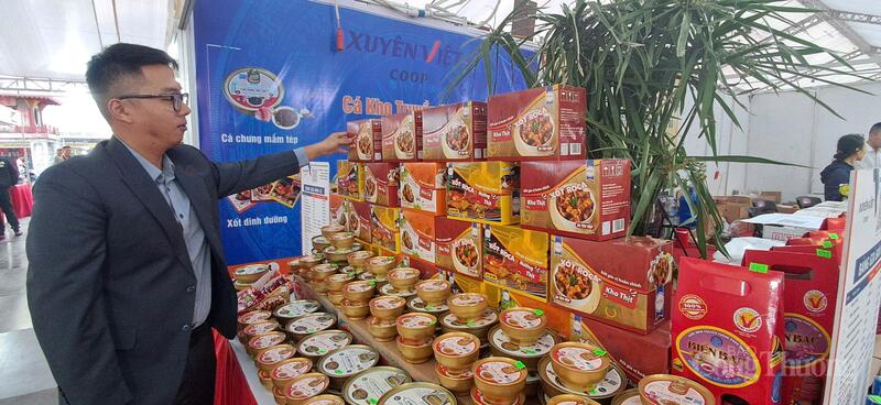 บูธที่เข้าร่วมงานมหกรรมสินค้าอุตสาหกรรมชนบท ประจำปี 2568 ณ ตำบลจุงซา ภาพโดย: N.H.