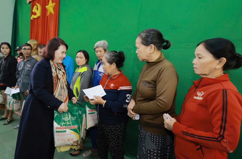 Bà Đồng Thị Ánh, Phó Chủ tịch Hiệp hội Nữ doanh nhân Việt Nam, Chủ tịch Hội Nữ doanh nhân tỉnh Gia Lai trao quà hỗ trợ cho người dân vùng lũ.