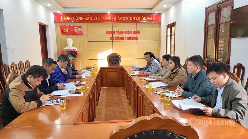 Tim inspeksi Departemen Inovasi, Transformasi Hijau, dan Promosi Industri (Kementerian Perindustrian dan Perdagangan) bekerja sama dengan Departemen Perindustrian dan Perdagangan provinsi Dien Bien.