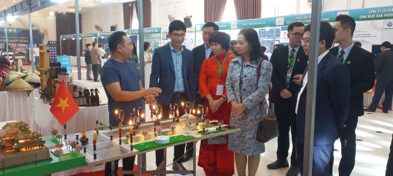 Tham quan các gian hàng trưng bày sản phẩm và thiết bị sử dụng năng lượng tiết kiệm điện. Ảnh: Nguyễn Tuấn