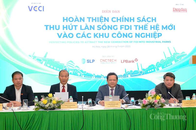 Foruma katılan konuşmacılar. Fotoğraf: NH.