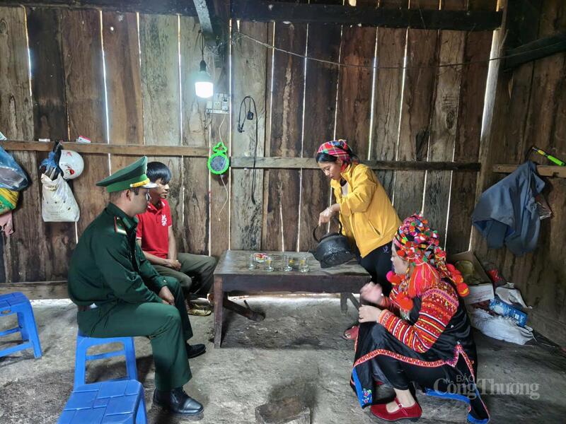 Cán bộ, chến sĩ Đồn Biên phòng Thu Lũm luôn tạo sự gắn bó quân – dân, góp phần củng cố “phên dậu lòng dân” nơi biên cương