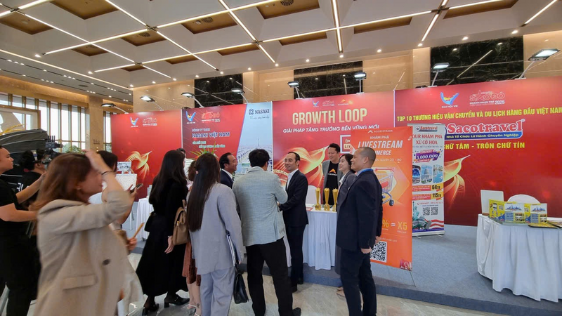 Booth giới thiệu về mô hình Growth Loop của ACCESSTRADE nhận được sự quan tâm của nhiều doanh nghiệp tại sự kiện của Hội Doanh nhân trẻ Việt Nam.