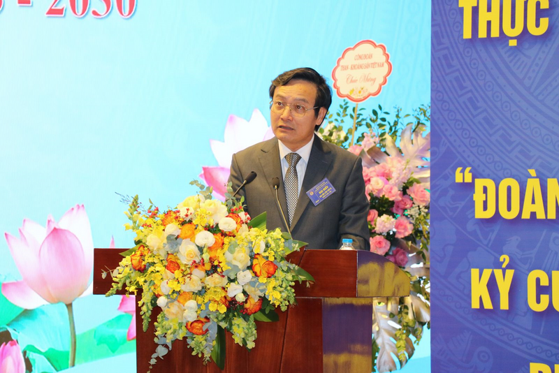 Chủ tịch Công đoàn Cơ quan Tập đoàn TKV khóa VIII Phùng Văn Vịnh trình bày báo cáo kết quả thực hiện Nghị quyết khóa VIII, giai đoạn 2023 - 2025