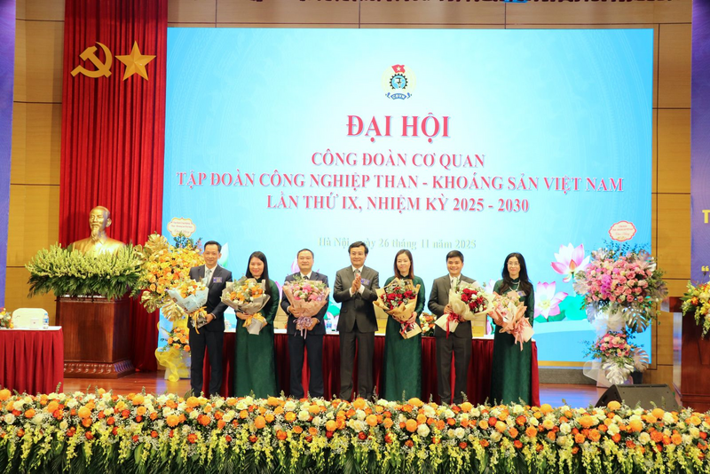 Tặng hoa cảm ơn các đồng chí Ủy viên Ban Chấp hành khóa VIII thôi không tham gia Ban Chấp hành khóa IX