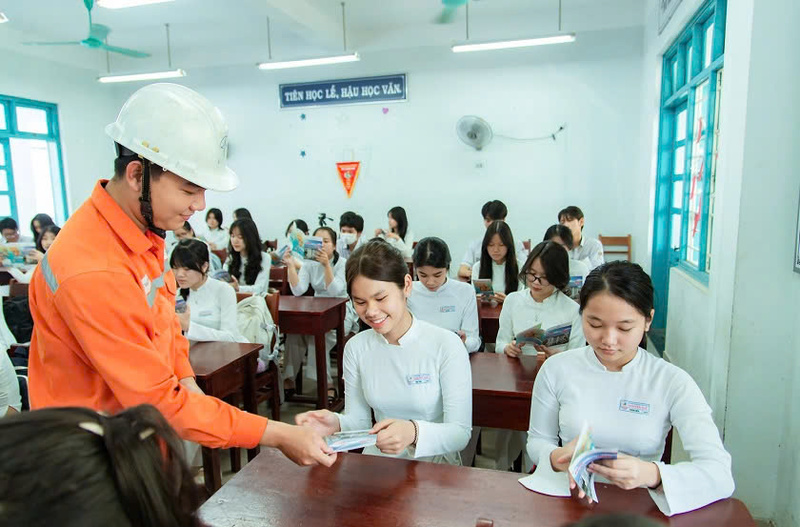 Tuyên truyền tiết kiệm điện tại trường học. Ảnh: D. Huyền