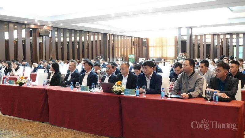 Các đại biểu tham gia hội thảo.