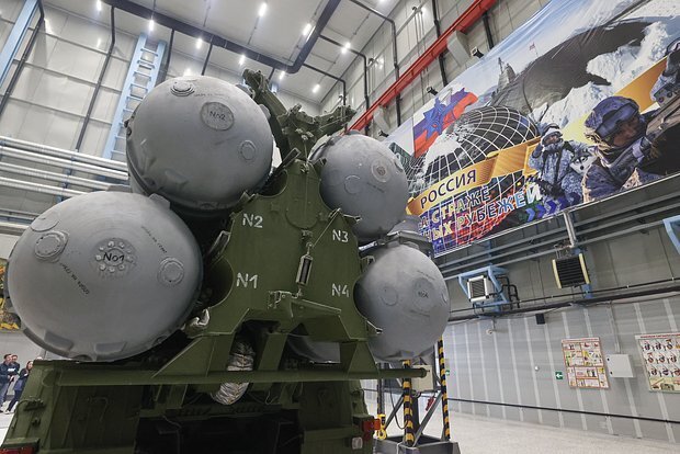 Hệ thống tên lửa phòng không S-400 Triumph. Ảnh: Rian